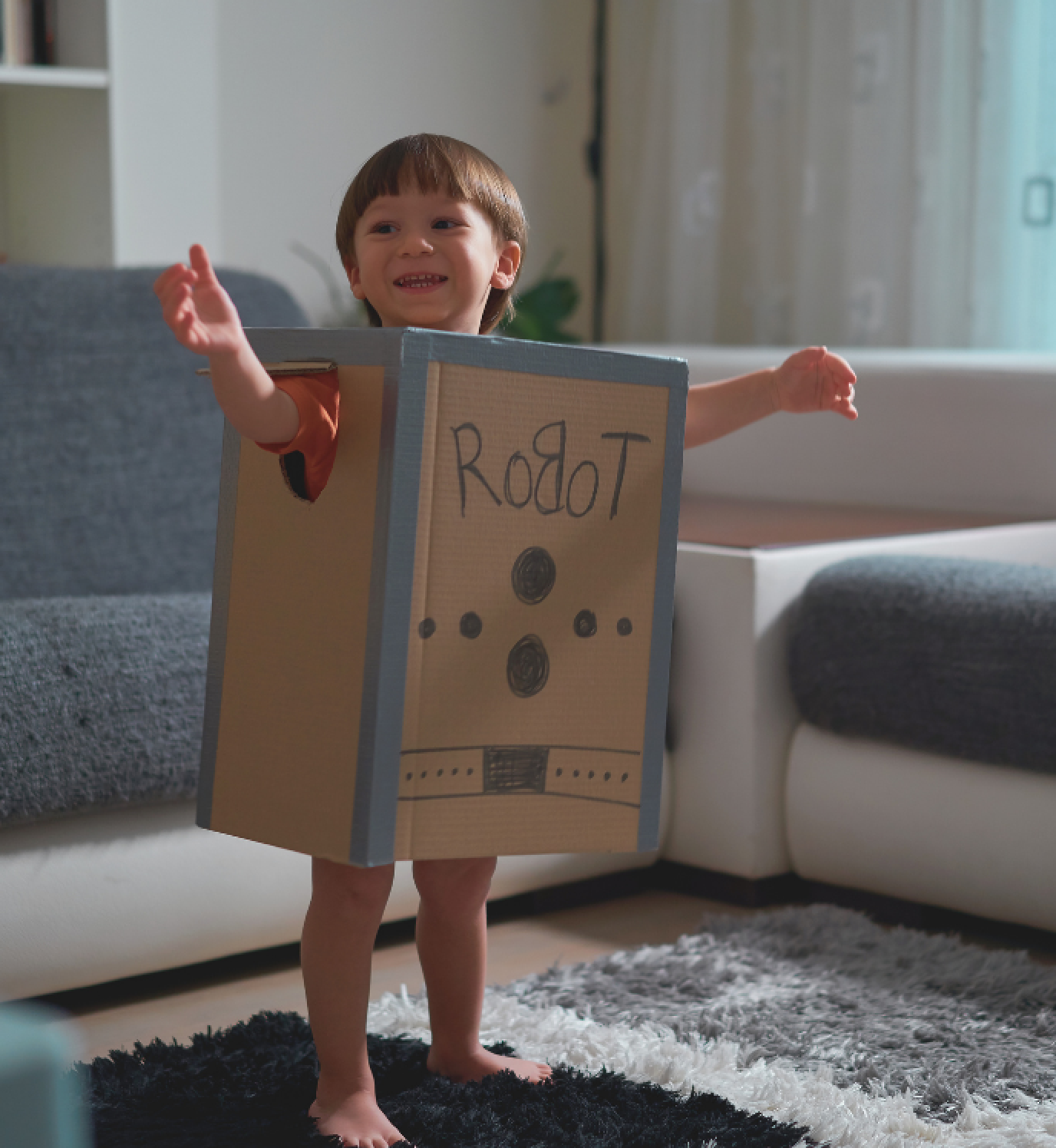 Ett lekande barn utklädd till robot