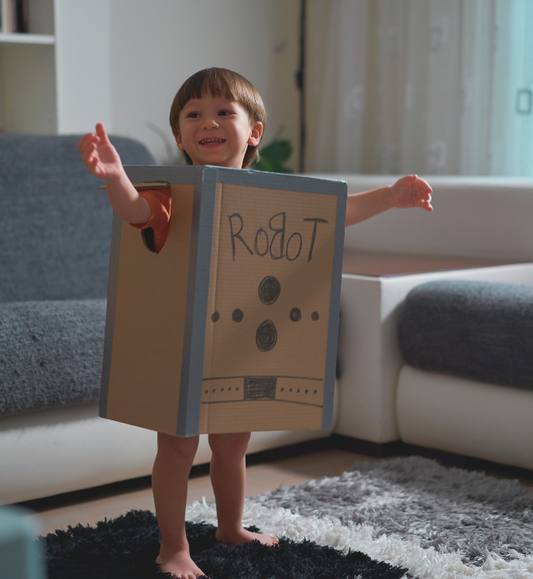 Ett lekande barn utklädd till robot